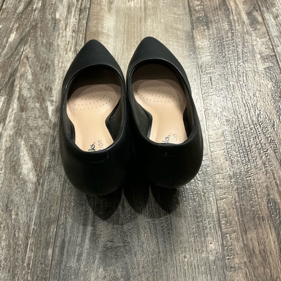 Clarks Women's Classic Black Heels Size 6W - Picture 9 of 12